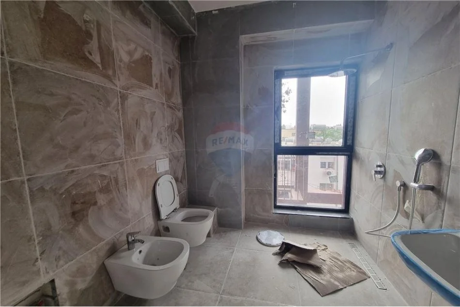 Tirane, jepet me qera ambjent biznesi Kati 3, 110 m² 1,200 € (Rruga e Kavajes - Tirana Garden Building