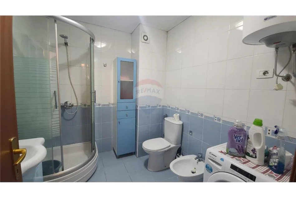 Tirane, jepet me qera apartament 1+1+Ballkon Kati 2, 65 m² 500 € (Rruga Ndrek Luca)