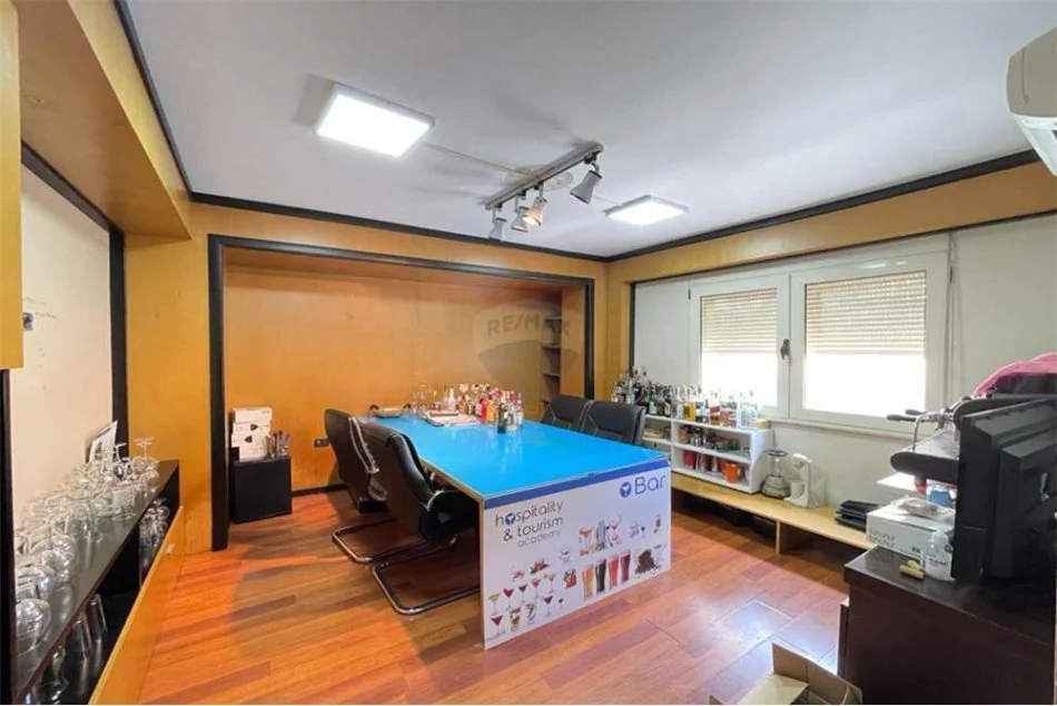 Tirane, jepet me qera zyre Kati 2, 156 m² 2,000 € (Bllok)