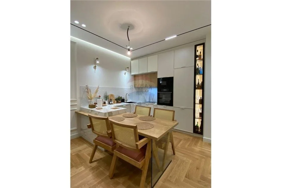 Tirane, shitet apartament 1+1 Kati 7, 79 m² 155,000 € (Rruga 5-Maji - Tregu i Madh)