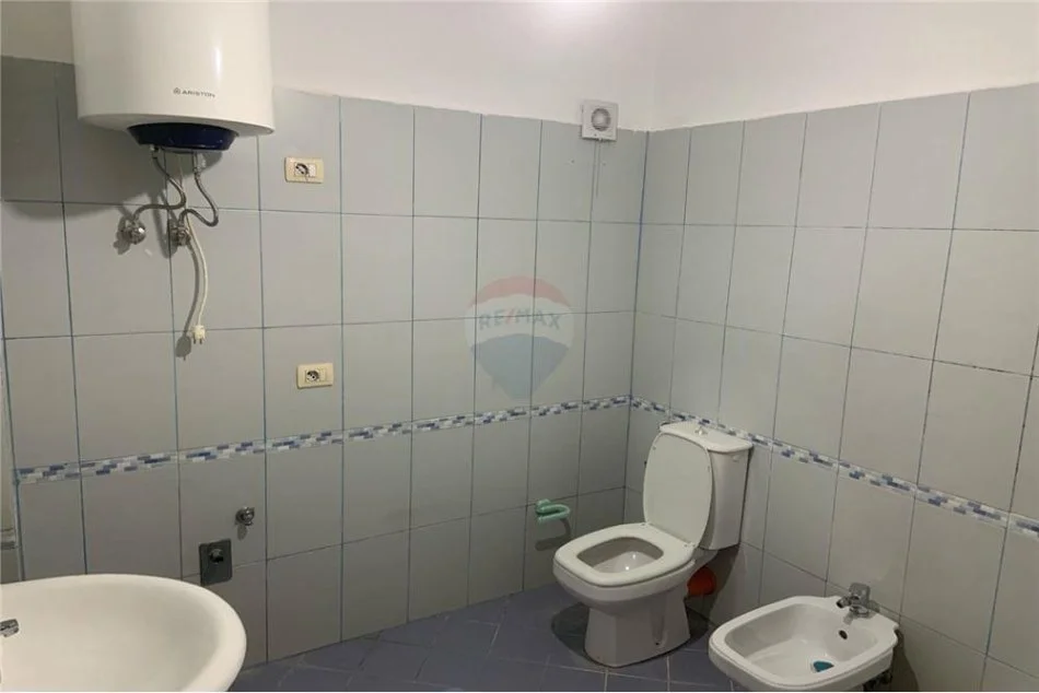 Tirane, jepet me qera apartament 1+1 Kati 7, 106 m² 300 € (Aleksander Moisiu - Kinostudio)