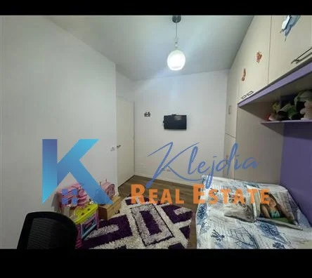 Tirane, jepet me qera apartament 2+1+Ballkon Kati 2, 93 m² 