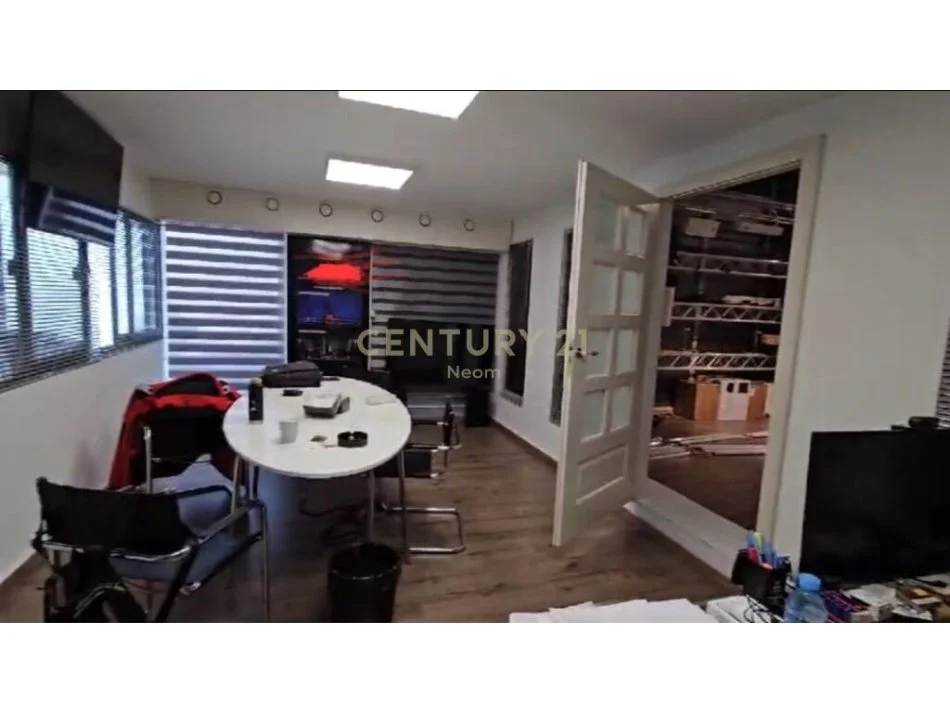 Tirane, jepet me qera vetem 1 dhome 1+1 Kati 1, 117 m² 1.400 € (Komuna e Parisit)