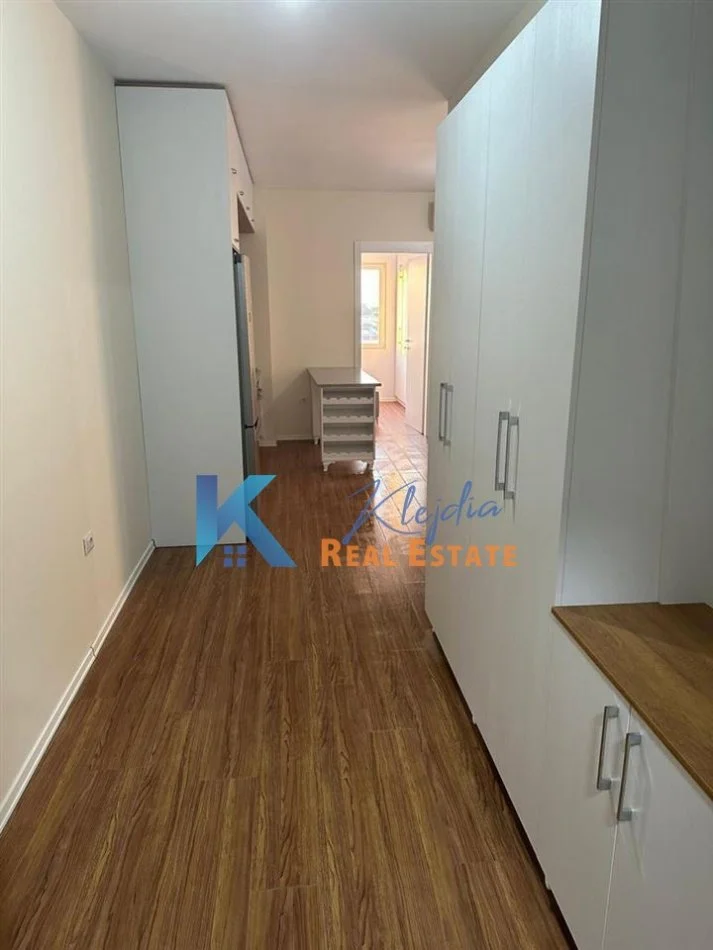 Tirane, jepet me qera apartament 1+1 Kati 4, 74 m² 450 € (Rrethrrotullimi i Saukut te Vjeter)