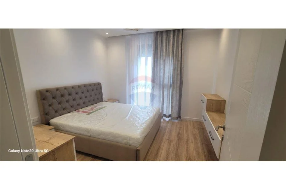 Tirane, jepet me qera apartament 1+1 , 79 m² 550 € (Kopshti Botanik)