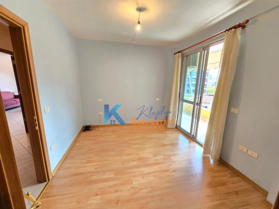 Tirane, jepet me qera apartament 2+1 Kati 3, 100 m² 750 € (Pazari i Ri, rruga Beqir Luga)