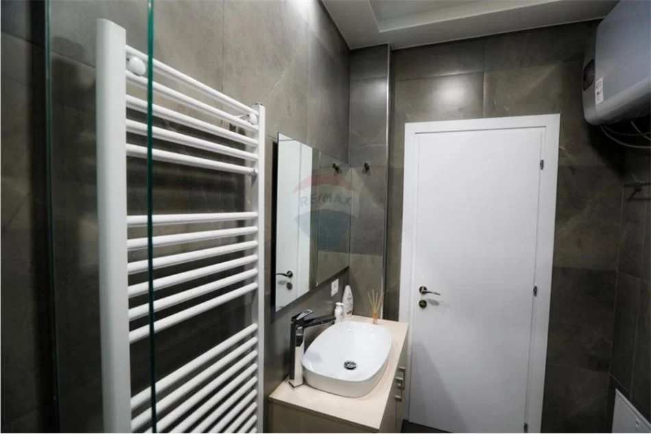 Tirane, jepet me qera apartament 2+1 Kati 4, 118 m² 1.000 € (Rruga Myrtezim Kellici - Qender)