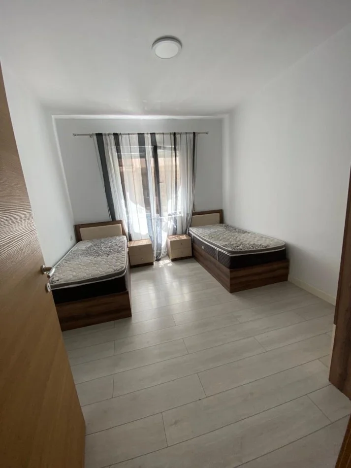 Tirane, jepet me qera apartament 2+1 Kati 2, 99 m² 600 € (Rr.Peti - Liqeni i Thatë)