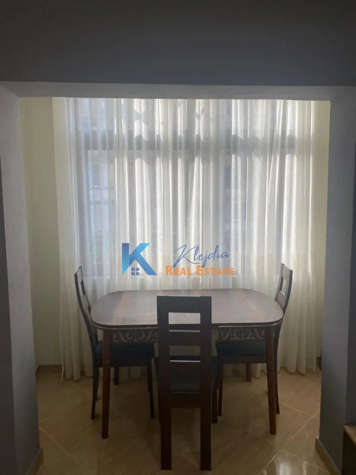 Tirane, jap me qera apartament 1+1 Kati 4, 55 m² 400 € (Brryli)
