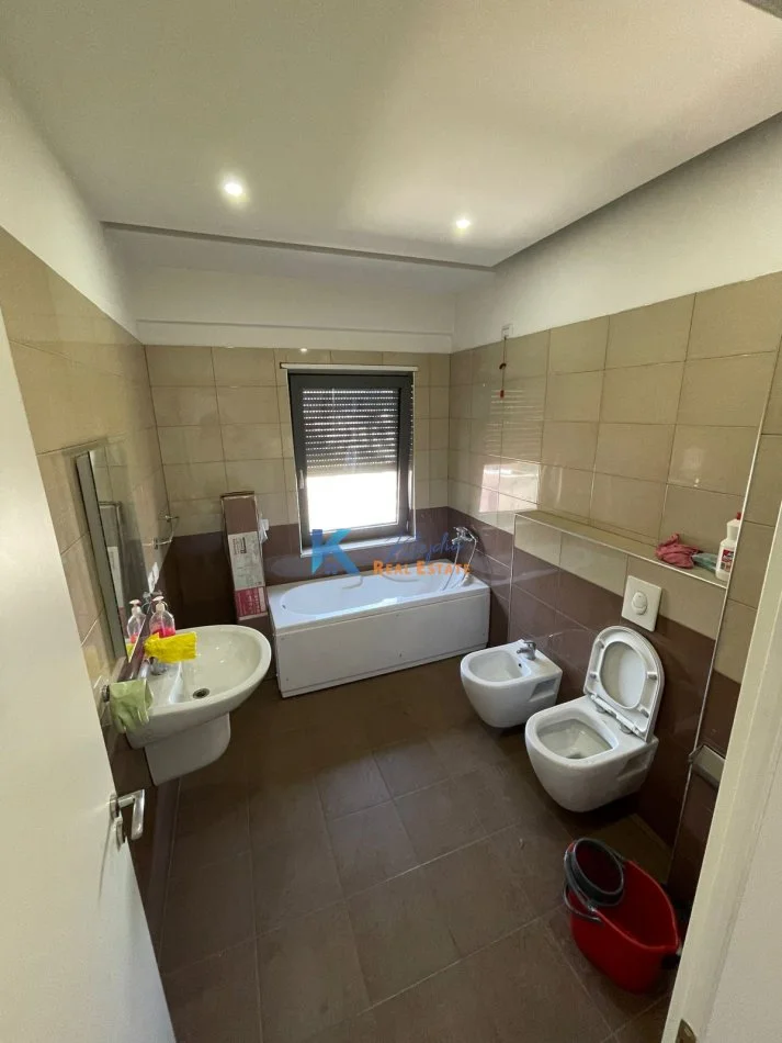 Tirane, jap me qera zyre Kati 7, 132 m² 1.200 € (Rrethrrotullimi i Zogut te Zi)