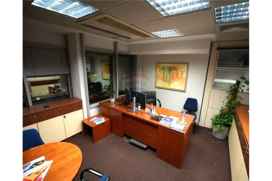 Tirane, jepet me qera ambjent biznesi Kati 0, 312 m² 10.000 € (Rruga e Kavajes)