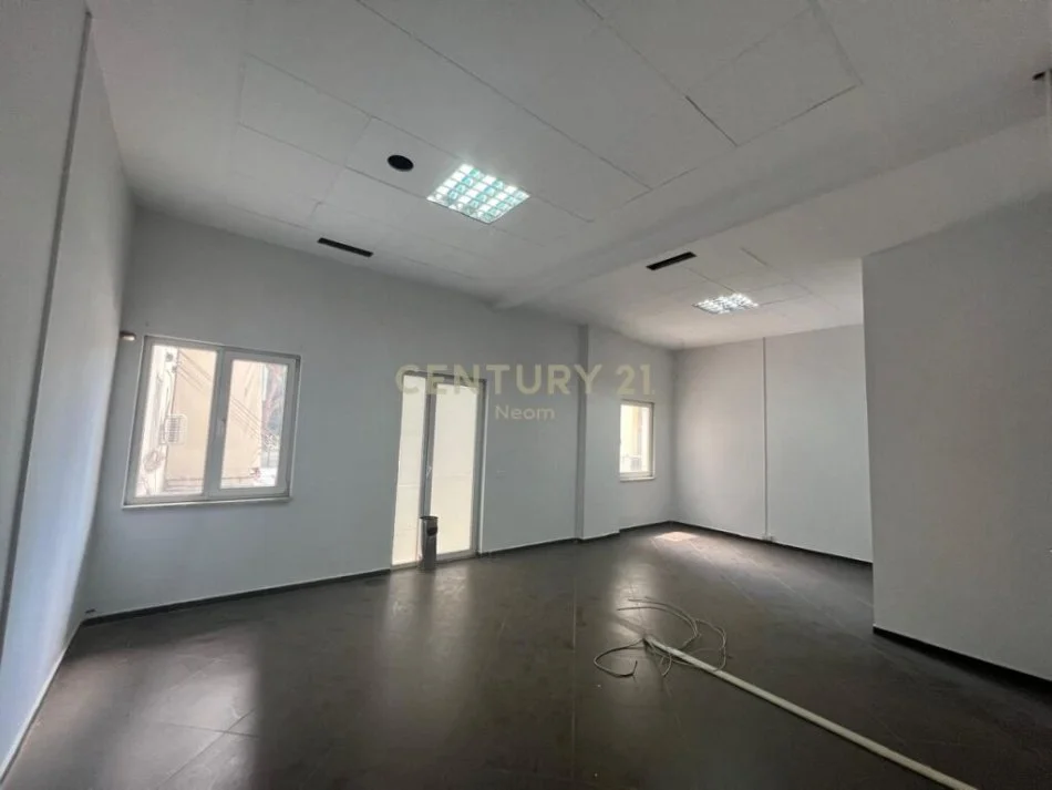 Tirane, jepet me qera ambjent biznesi Kati 8, 2.000 € (rruga e dibres)