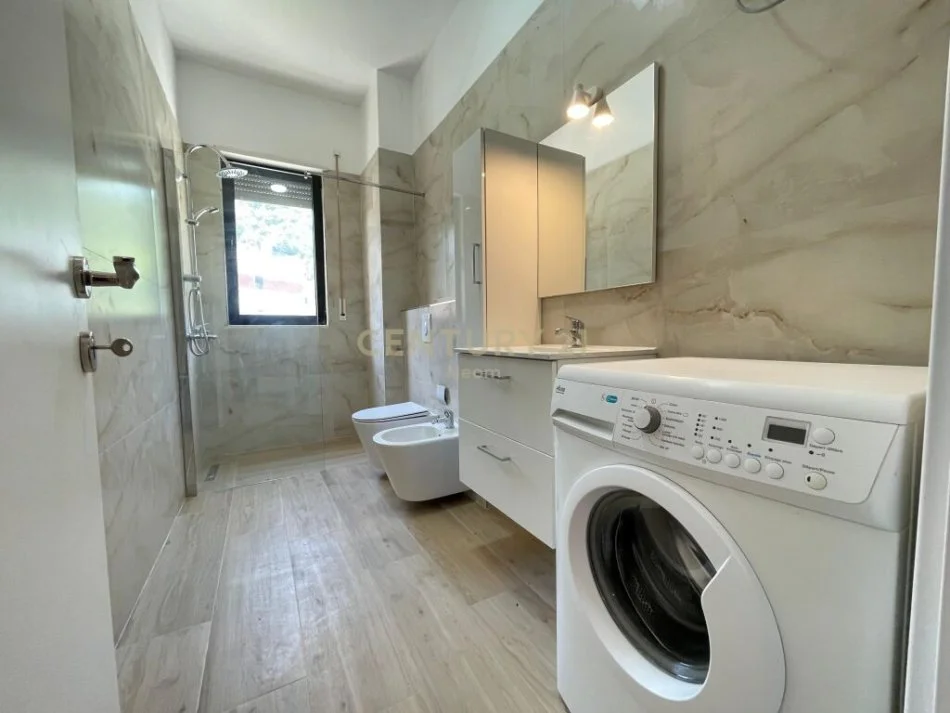 Tirane, jepet me qera apartament duplex 3+1 Kati 4, 130 m² 800 € (kodra e diellit)