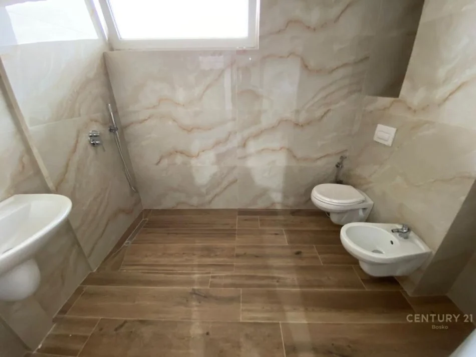 Tirane, jepet me qera apartament 2+1 Kati 9, 141 m² 1.000 € (liqeni i tiranes)