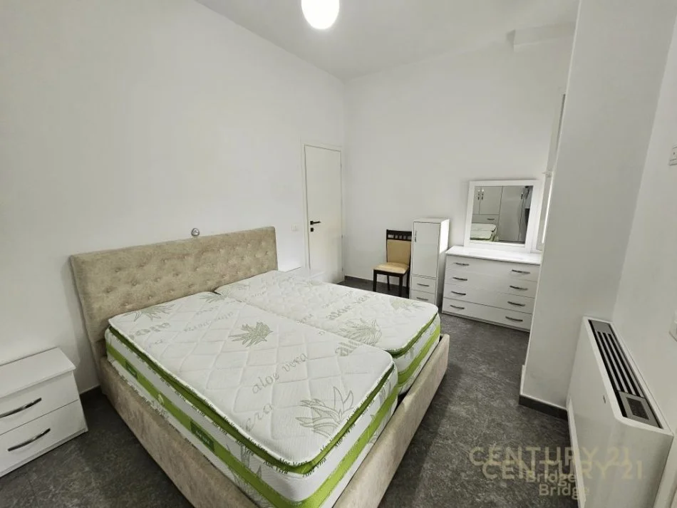 Tirane, jepet me qera apartament 3+1 Kati 2, 160 m² 600 € (sauk)