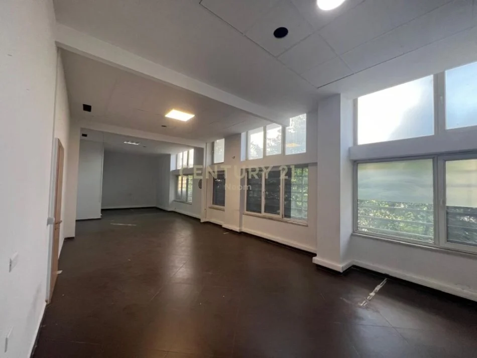 Tirane, jepet me qera apartament 1+1 Kati 8, 200 m² 2.000 € 