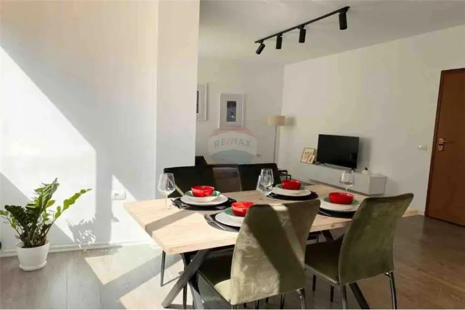 Tirane, jepet me qera apartament 1+1 Kati 5, 75 m² 700 € (Rruga Hoxha Tahsim - Optika Roma - Pazari i Ri)