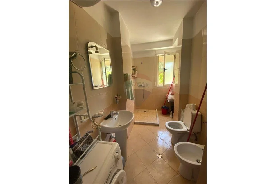 Tirane, shitet apartament 1+1 Kati 1, 77 m² 115.000 € (Kompleksi Ferrari - Rruga Peti, Liqeni i Thate)