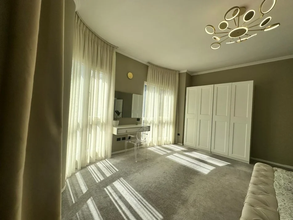 Tirane, jepet me qera apartament 2+1 , 140 m² 2.000 € (Rruga Papa Gjon Pali II - Air Albania Stadium)