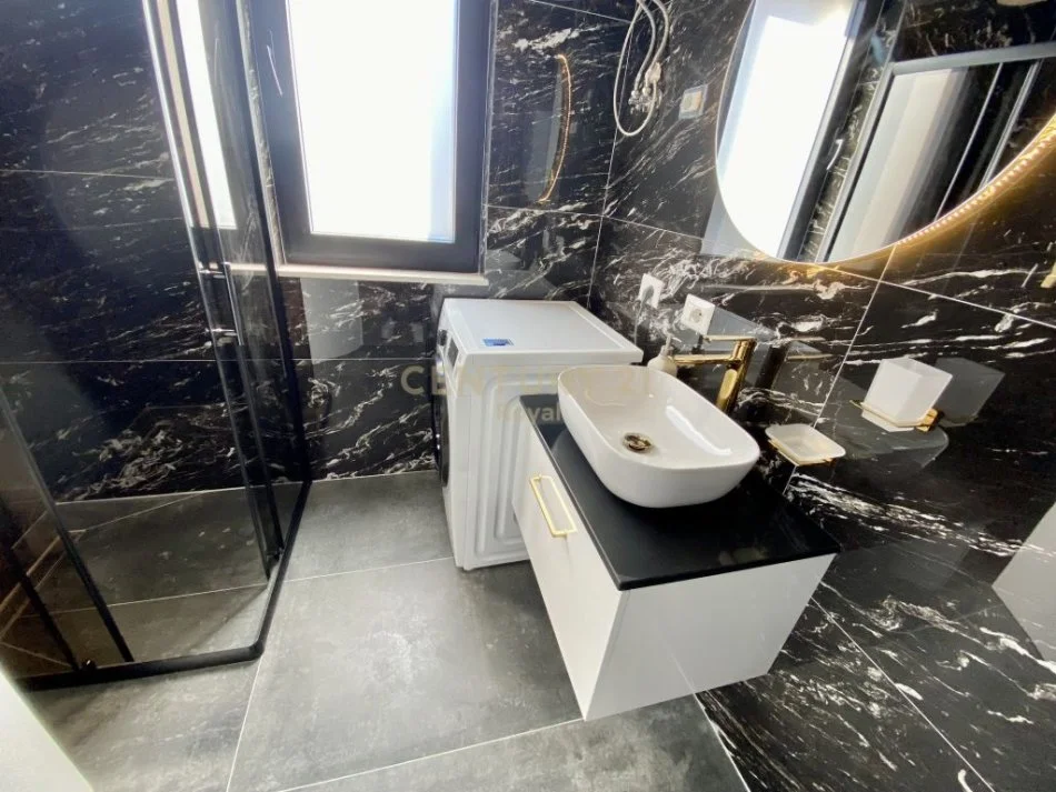 Tirane, jepet me qera apartament 1+1 Kati 1, 65 m² 700 € (Prane Hotel Mondial)