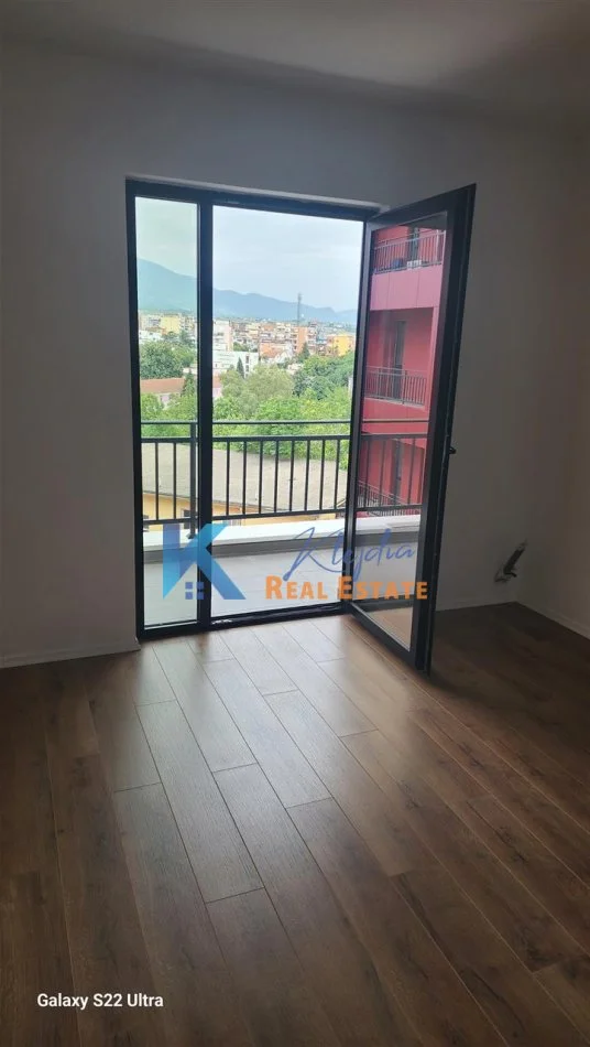 Tirane, jepet me qera dyqan Kati 6, 115 m² 550 € (Kompleksi Arlis, prane Farmacise nr.10)
