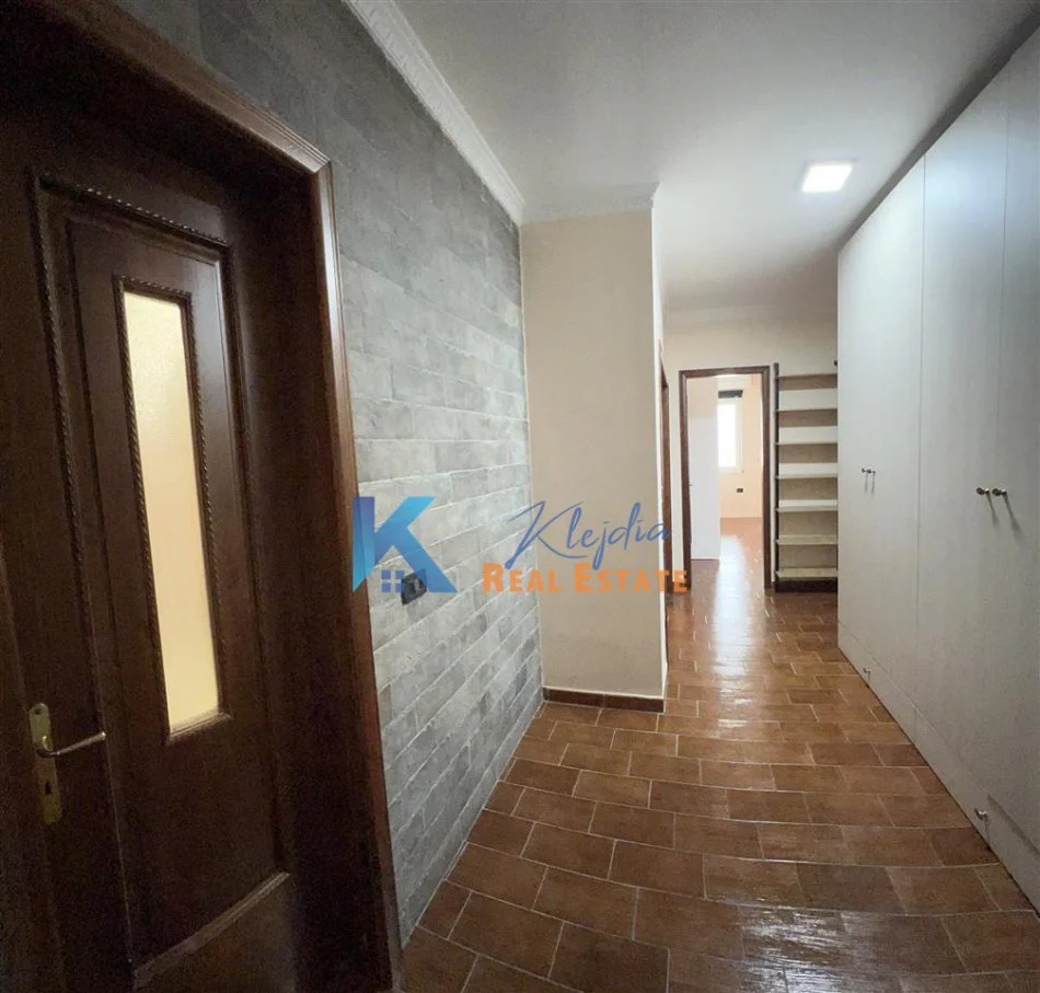 Tirane, shes apartament 1+1+Ballkon Kati 8, 85 m² 113.000 € (Yzberish, afer bar Unik)