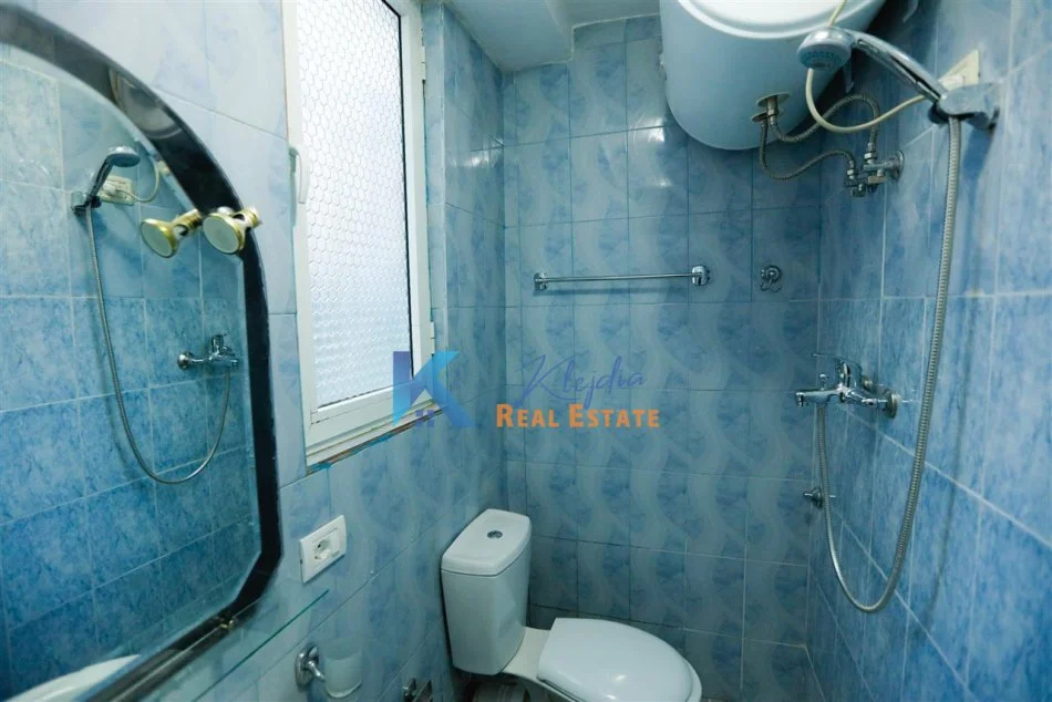 Tirane, jap me qera apartament 1+1+Ballkon Kati 1, 65 m² 500 € (afer Bllokut dhe Liqenit Artificial)