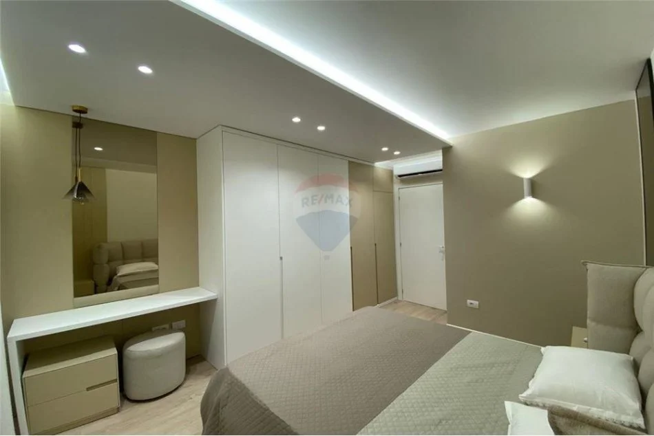 Tirane, jepet me qera apartament 1+1 Kati 3, 77 m² 1.000 € (Rruga e Brrikadave - Prane Galerise - Qendër)