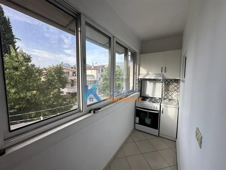 Tirane, jepet me qera apartament 1+1 Kati 2, 65 m² 400 € (Rruga e Dibres, afer Shkolles se Bashkuar)