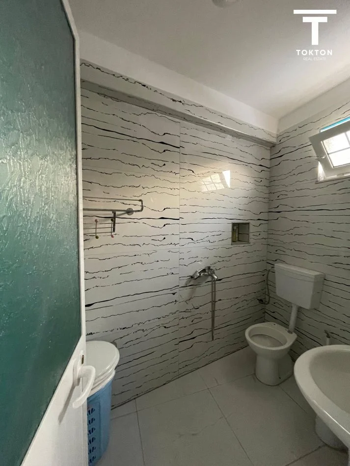 Tirane, jepet me qera shtepi 2+1 Kati 0, 800 € (xhamllik)