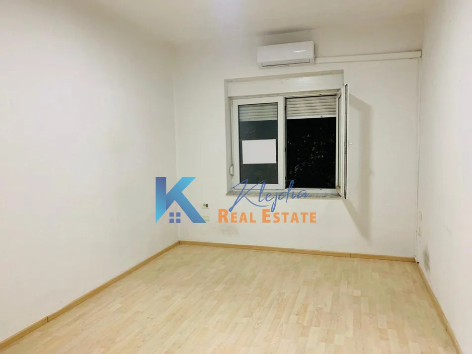 Tirane, jepet me qera zyre Kati 2, 140 m² 1.000 € (Rruga e Durresit, afer Kafe Flora)