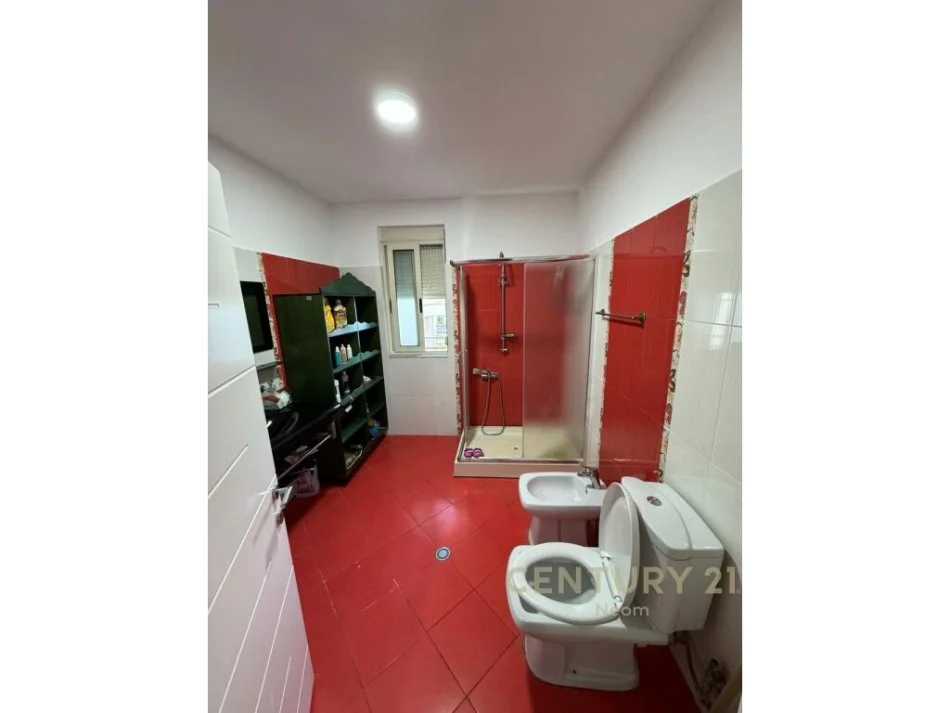 Tirane, shitet apartament 3+1 Kati 6, 175 m² 250.000 € (liqeni i thate)