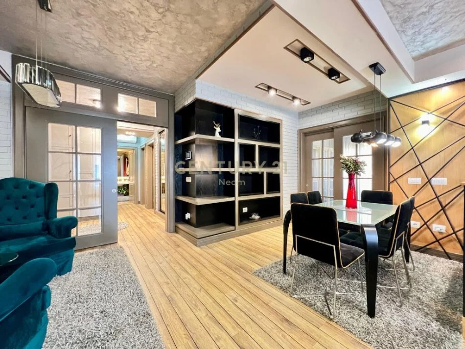 Tirane, jepet me qera apartament 2+1 Kati 4, 190 m² 1.900 € (qender)