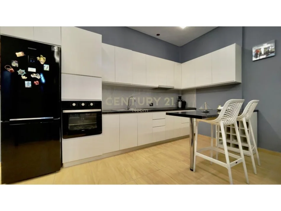 Tirane, jepet me qera apartament 2+1 Kati 1, 105 m² 450 € (fresk)