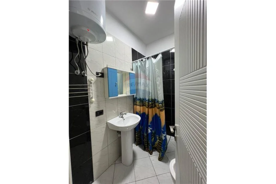 Tirane, jepet me qera apartament 1+1 , 70 m² 700 € (Rruga Kosovareve - Tirana e Re)
