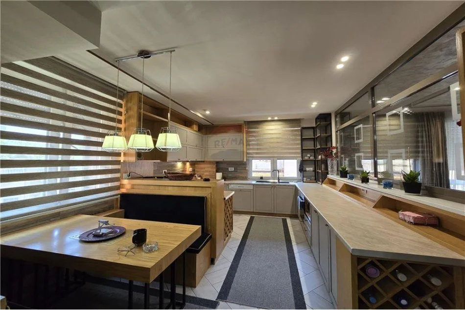 Tirane, jepet me qera apartament 2+1 Kati 4, 190 m² 2.000 € (Myslym Shyri - Tregu Cam)