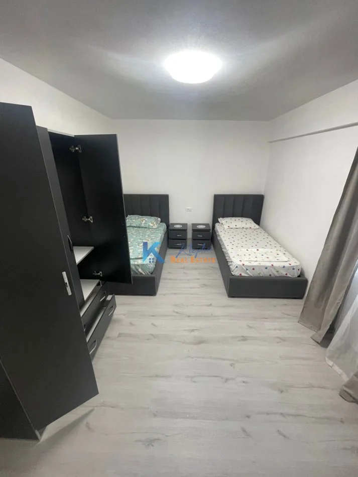 Tirane, jap me qera apartament 2+1+Ballkon Kati 2, 100 m² 800 € (Afer Librit Universitar)