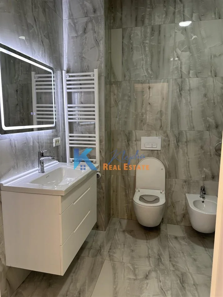 Tirane, jap me qera apartament 2+1+Ballkon Kati 1, 106 m² 1.000 € (Kompleksi Marga, Rruga Jordan Misja)