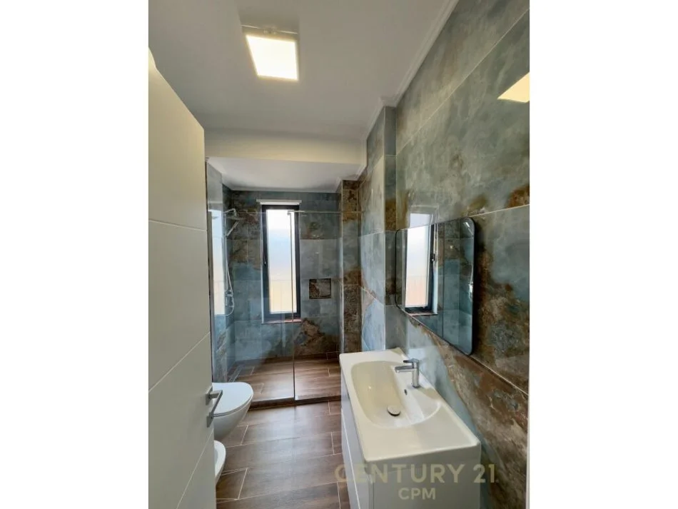 Tirane, jepet me qera apartament 2+1 Kati 8, 100 m² 850 € (BULEVARDI I RI)