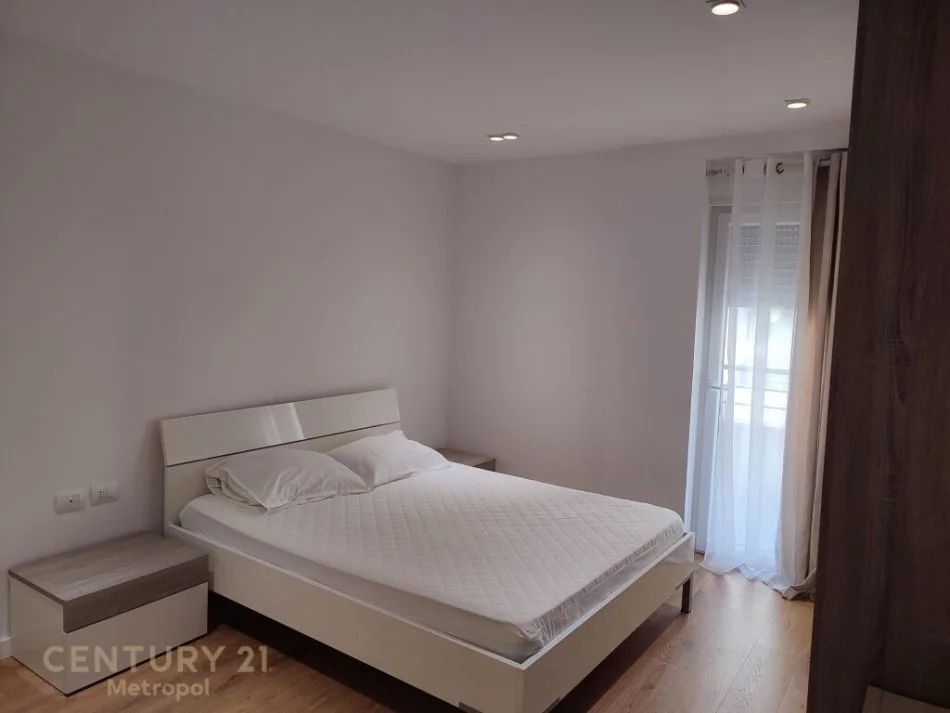 Tirane, jepet me qera apartament 3+1 Kati 3, 149 m² 1.400 € (TEG)