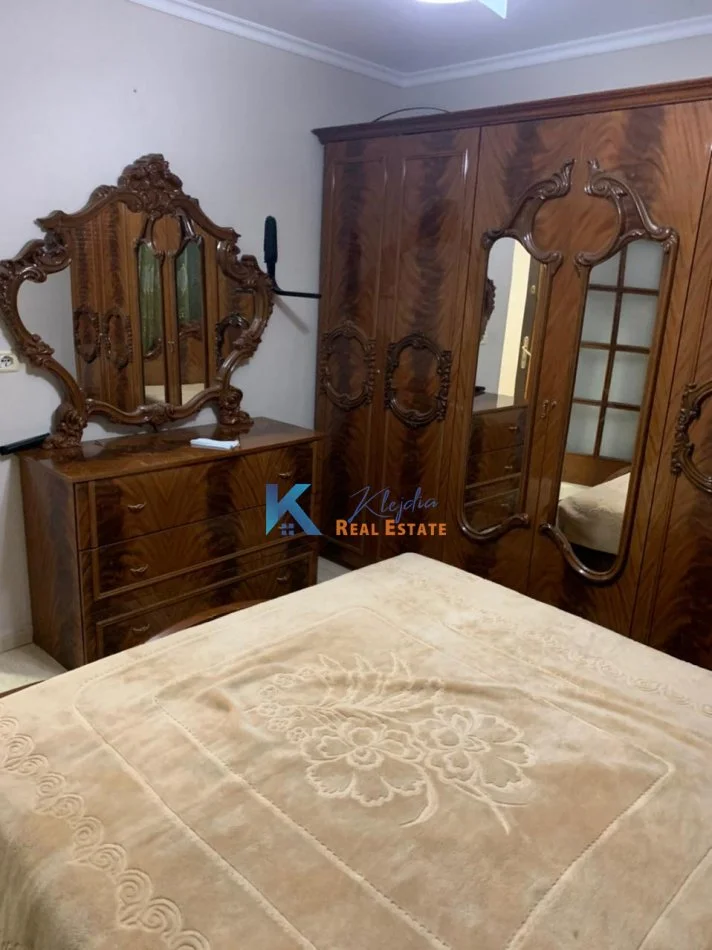 Tirane, jap me qera apartament 1+1+Aneks Kati 4, 70 m² (Rruga Kongresi i Manastirit, afer Pediatrise)