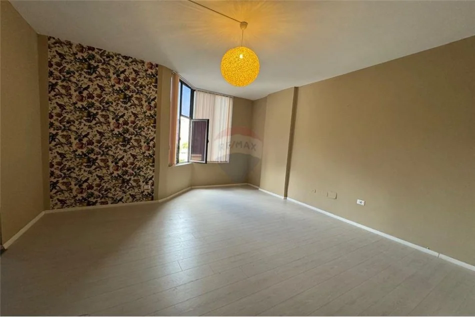 Tirane, jepet me qera zyre Kati 1, 120 m² 600 € (21 Dhjetori)