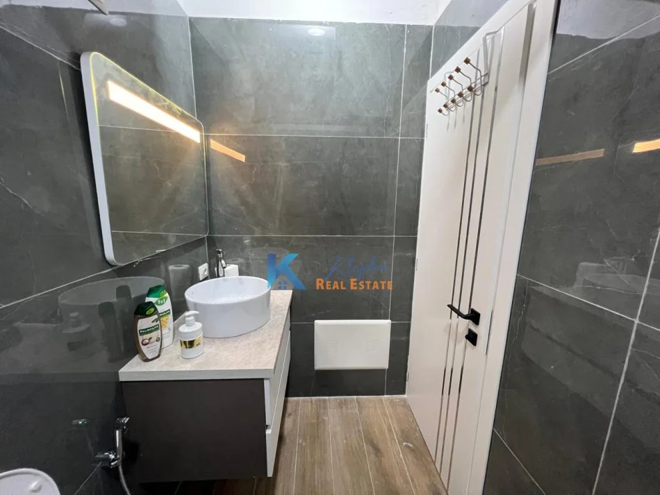 Tirane, jepet me qera apartament 1+1+Ballkon Kati 6, 55 m² 450€ (Pazari i Ri)