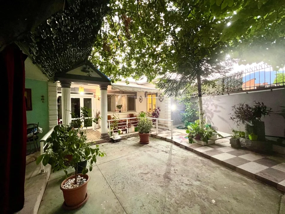 Tirane, shitet shtepi 2+1+Ballkon Kati 1, 193 m² 180.000 € (Allias)