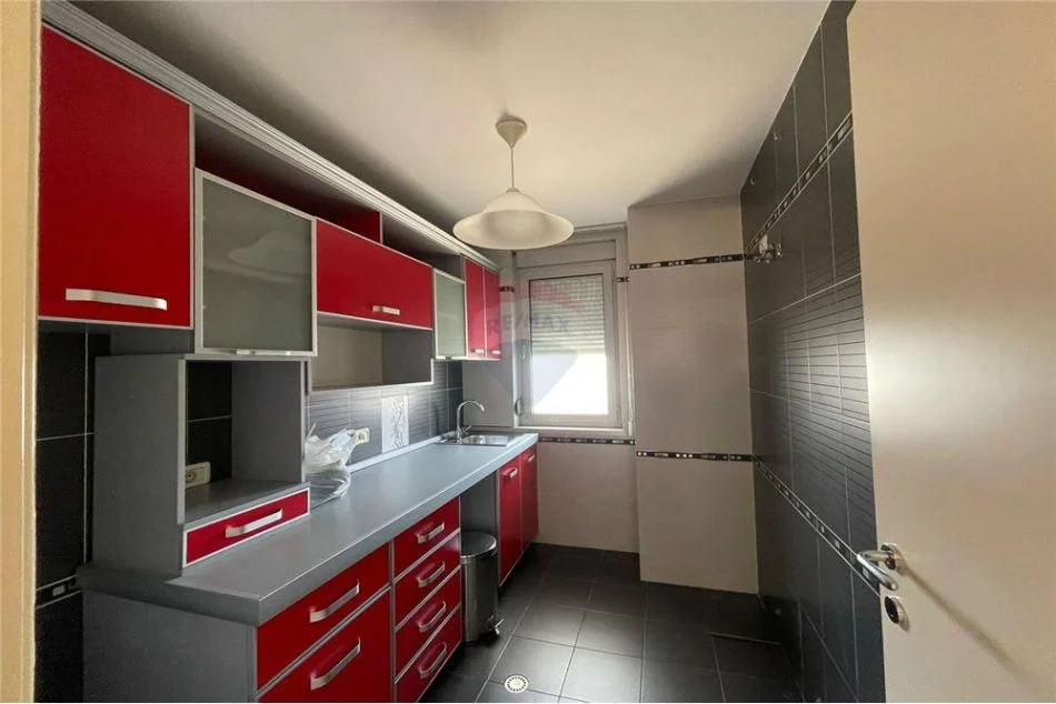 Tirane, jepet me qera zyre Kati 6, 146 m² 1.200 € (Rruga Abdyl Frasheri - Bllok - Libri Universitar)