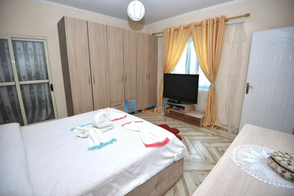 Tirane, jap me qera apartament 1+1+Ballkon Kati 1, 74 m² 600 € (Pazari i Ri)
