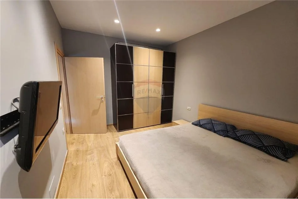 Tirane, jepet me qera apartament 2+1 Kati 9, 90 m² 700 € (Tirana Bank - Shkola Kristaq Capo - Komuna e Parisit)