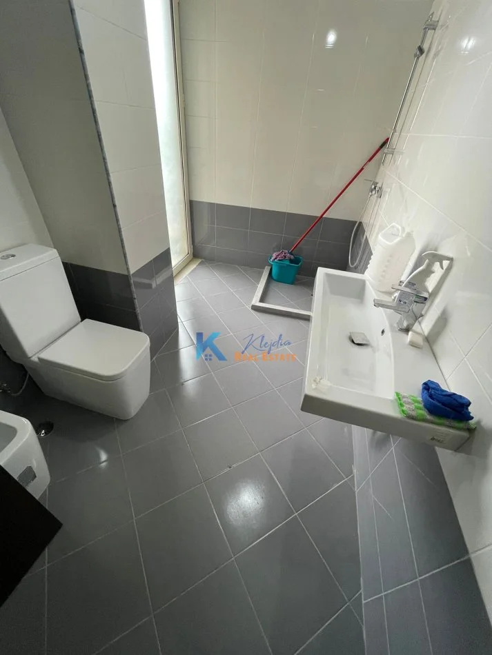 Tirane, jap me qera zyre Kati 7, 147 m² 600 € (Afer Stacionit te Trenit)