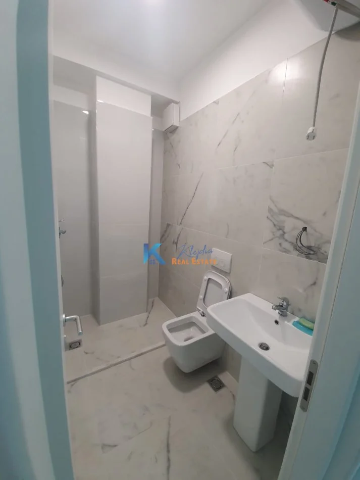 Tirane, jap me qera zyre Kati 2, 105 m² 800 € (Komuna e Parisit, Kompleksi Kika)