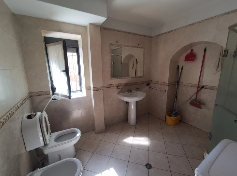 Tirane, jepet me qera apartament 2+1+Ballkon Kati 1, 78 m² 400 € (brryli)